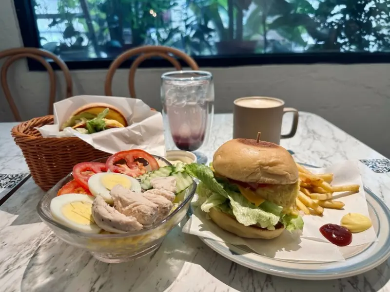 台北。松山︱台北小巨蛋站：寵物友善的巷弄美麗早午餐免服務費︱小朝日和