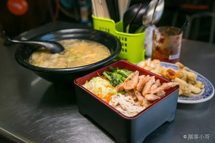 蘇澳南方澳小吃推薦-南天宮旁的漁町小吃，年輕老闆超和氣而且招牌的白帶魚飯跟鹹酥蝦飯便宜精緻又好吃！他自己做的辣椒醬還有泡菜都非常的香喔～～～