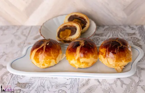 邦穀烘焙製造所｜西區台中市–琥珀蛋黃酥帶點焦糖香氣，文青風格的店面有著多款麵包