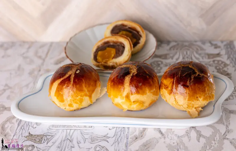 邦穀烘焙製造所｜西區台中市–琥珀蛋黃酥帶點焦糖香氣，文青風格的店面有著多款麵包