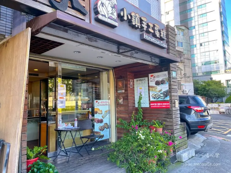 爆陷浮誇芋泥蛋糕好好吃！巧克力豆捲也推薦，只買半條吃不夠啊～網路推薦好吃的手工蛋糕