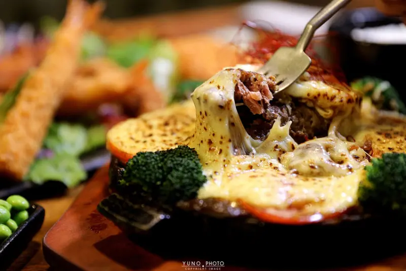 起司控一吃上癮！道地「濃郁咖哩＋牽絲起司」超誘人 沙拉吧吃到飽｜粕粕咖哩 POPO CURRY。台中三井Lalaport