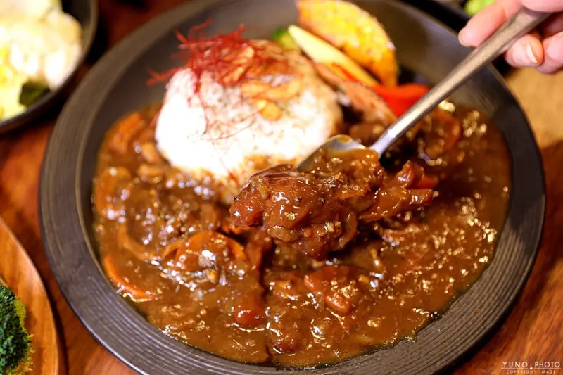 台中市東區齁有夠香 呼叫咖哩控 重量級味覺衝擊 一吃就愛上！還有自助吧無限量吃飽飽