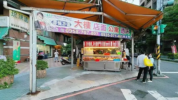 要等２小時以上才能吃到的爆人氣路邊攤美食！老闆的電話一直響個不停，點完餐之後，還要等２小時以上才能吃