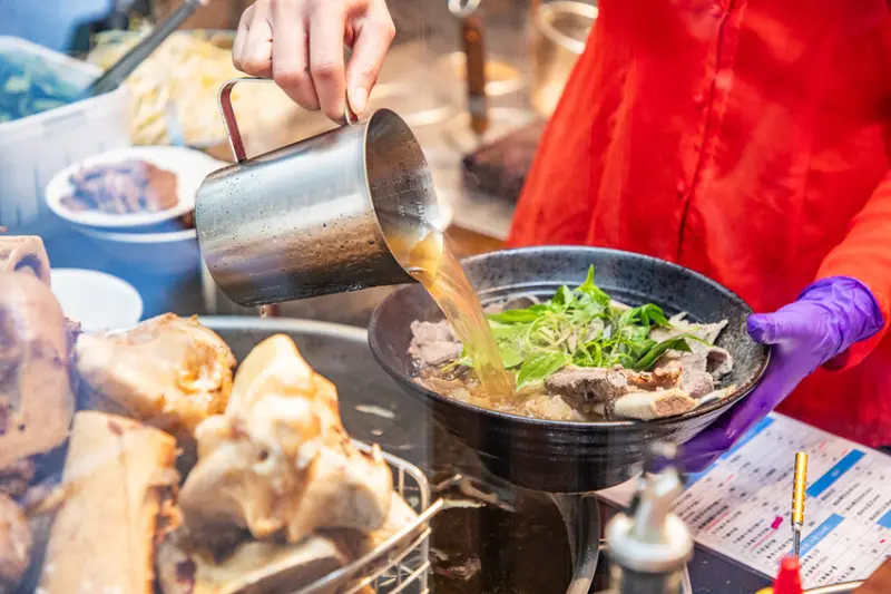 法越家族秘製牛肉河粉｜超大碗公料滿滿越南牛肉河粉！一斤牛骨只能熬出七碗的極品越南河粉