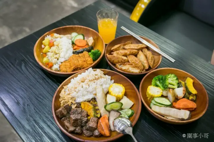 中壢前站美食-法希塔鐵板燒&異國料理，好吃份量又夠！難怪外送訂單接到手軟啊！而且到10月底前的每個星期三還推出699元牛排吃到飽！