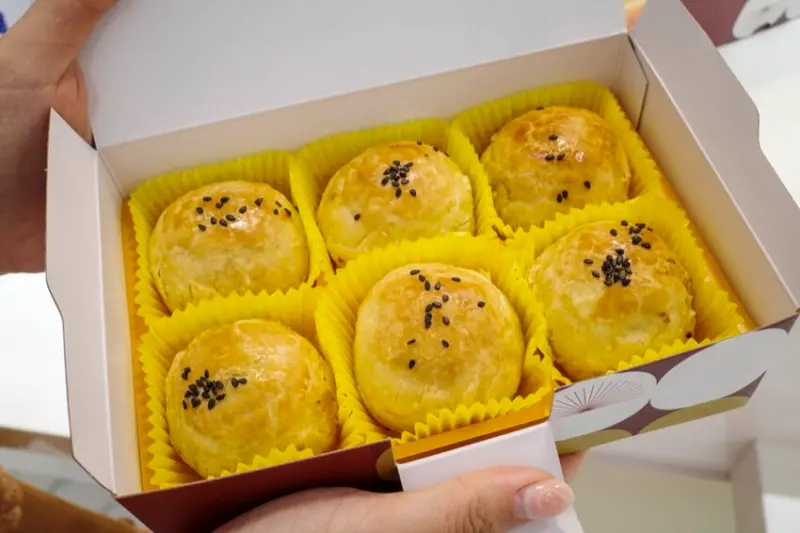鹿港伴手禮 新口味蛋黃酥｜彰化人帶路，一吃成主顧～SOGO忠孝館快閃購買攻略，一人限購兩盒！！
