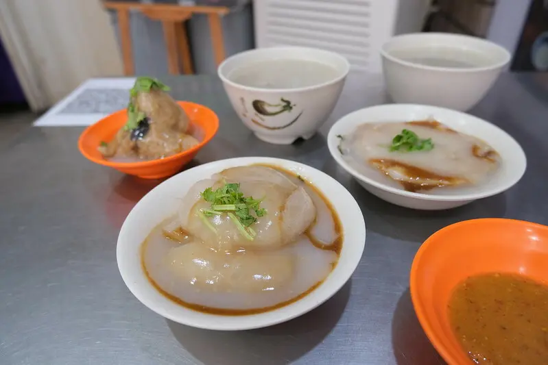 【淡水小吃美食推薦】林記肉圓，肉圓大顆外皮彈牙，還有料滿滿的豬腸湯，湯喝完都可再續哦（淡水肉圓/淡水肉粽/淡水油粿）