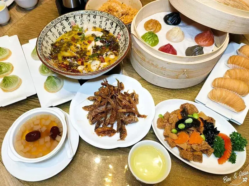 樂天皇朝新北首店進駐裕隆城，八色小籠包經典必吃，期間限定「脆皮包種鮮蝦小籠包」，「私房酸菜魚」令人驚