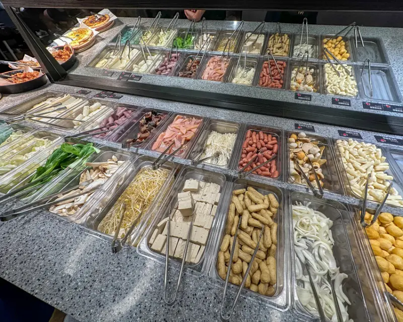 西門町吃到飽 甩鍋雞/ WalkerLand窩客島整理提供 未經同意不可轉載