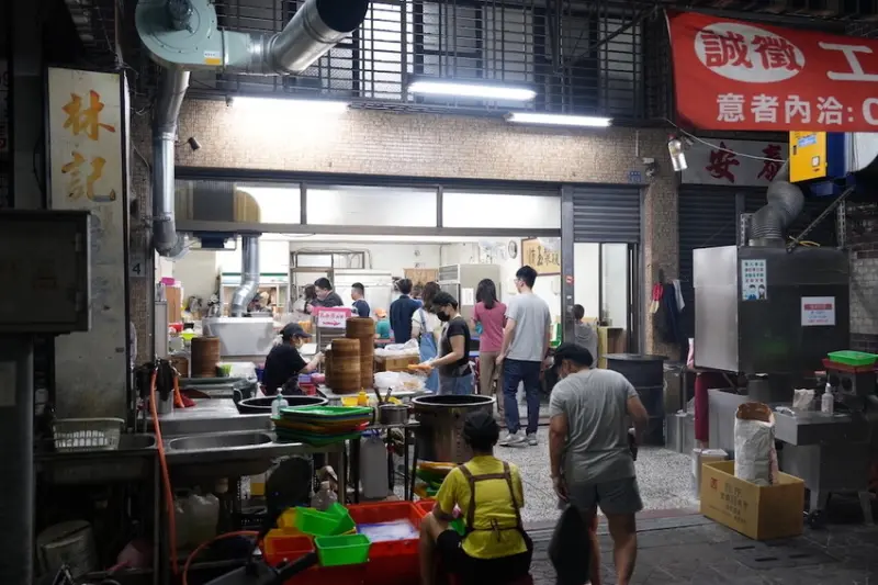 高雄美食 林記豆漿｜高雄鼓山區必吃的「超人氣排隊宵夜老店」　現包現煎的「爆漿小籠包」皮薄餡多滋味完美