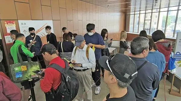 台北市中正區合歡刀削麵館｜沒有等１小時以上絕對吃不到的台北排隊最長牛肉麵