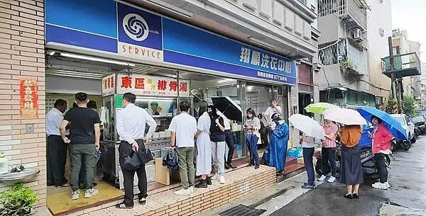 艋舺原汁排骨湯｜下雨天也大爆人潮的超級巷弄排骨湯店