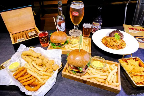 手拍牛肉堡滿滿肉香，貨櫃屋吧啦吧啦小餐館超低調，新增肉醬義麵、牛排義麵適合聚餐微醺！