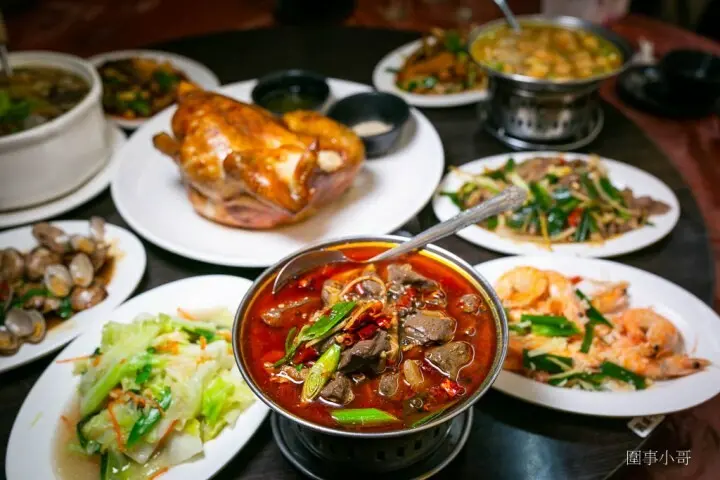 宜蘭美食推薦- 百匯窯烤雞餐廳，必點現烤窯烤雞～招牌五更腸旺加了花椒更顯滋味！各式新鮮食材烹調出的快炒美味不能錯過呢～