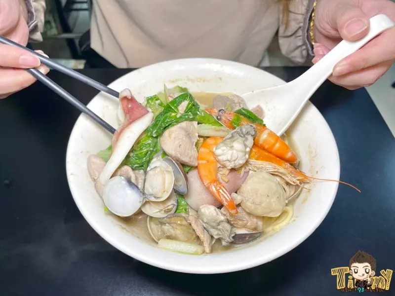 新竹最浮誇的澎拜超值海鮮粥麵😋 讓人等一小時以上都甘願😱--跟著踢小米吃喝玩樂趣
