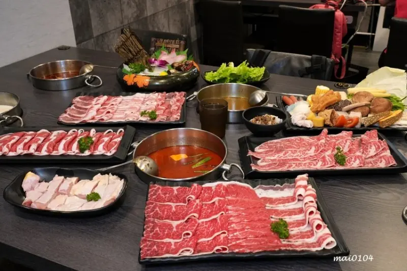 台北萬華鍋物推薦｜94咖哩孃萬大鍋物店～肉品使用原肉不用重組肉，以咖哩為主的湯好喝又獨特，另有蔬食火鍋