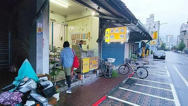 礁溪正宗水煎包｜皮薄到會透光的鍋貼，一口咬下還會爆湯汁