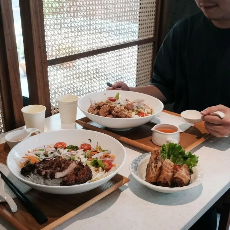 【台南 東區】成大旁校園美食Phở22 河粉南洋小吃 大份量酸爽乾拌米線