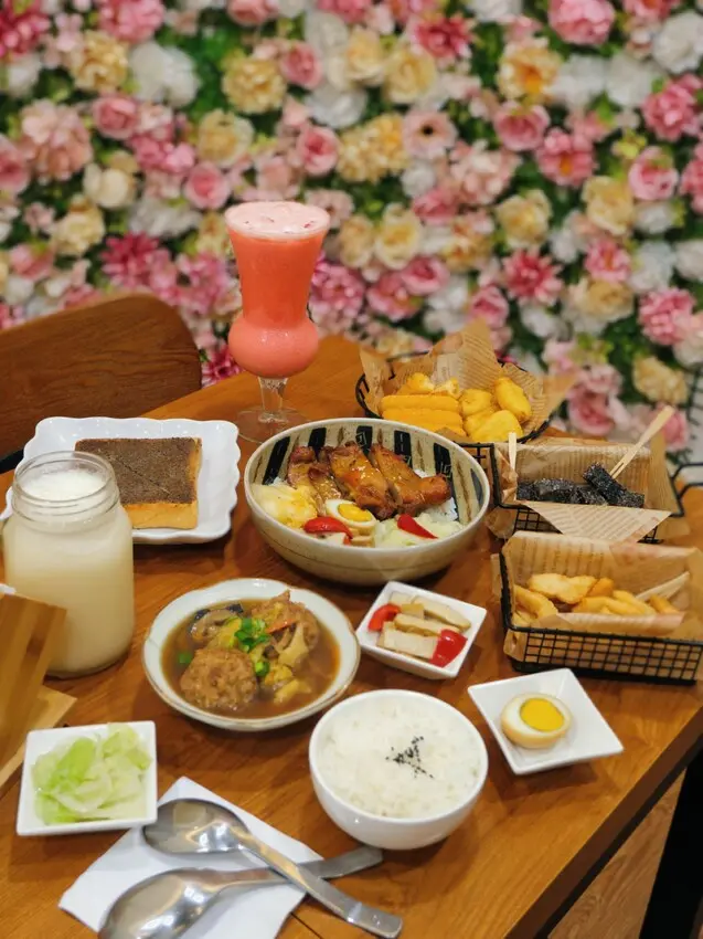 [台中西區] 阿部茶店｜台中7、8年級生的懷舊泡沫紅茶店｜必喝芬蘭汁、不加蛋的酸甜蛋蜜汁｜甜而不膩奶酥厚片｜內附完整菜單 - 萍姐愛分享