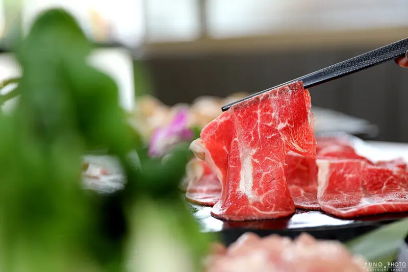 桃園市桃園區招牌黃金雞湯鍋鮮美入魂 身心都被滋補療癒了！還有免費自助吧吃到飽