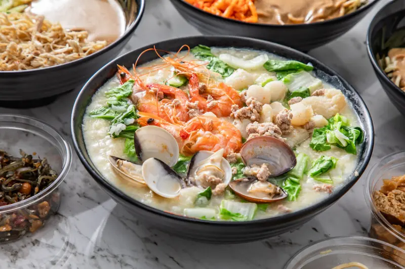 食在幸福-邱記(新莊民本店)｜出乎意料的便宜，超巨滿料現煮澎湃海鮮粥，涼麵更是一絕！