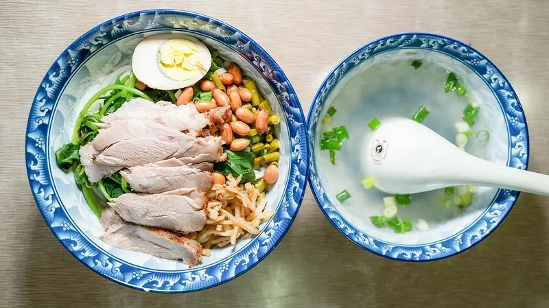 【台北捷運美食-龍山寺站萬華小吃】小芳桂林米粉.米粉Q彈.配料選擇多.酸豆.乾米粉獨門廣西醬汁超對味