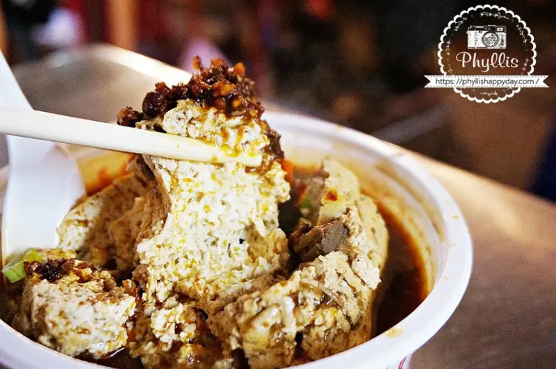 台北麻將麻辣臭豆腐（中壢觀光夜市總店）｜麻辣湯頭濃郁、臭豆腐軟嫩臭香味十足、中壢夜市必吃美食！ - 相片中的菲莉絲