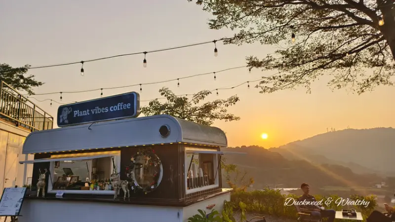 台南市白河區台南關子嶺秘境｜山裏 Plant Vibes Coffee∣最新露營風咖啡店∣眺望無敵山景夕陽∣