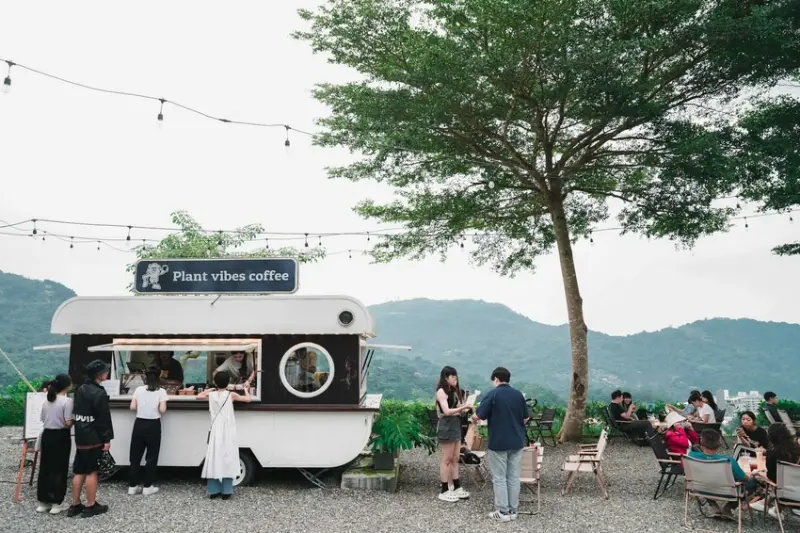 【台南｜景點】山裏Plant Vibes Coffee。露營車咖啡店，關仔嶺景點推薦，喝咖啡被山林環抱