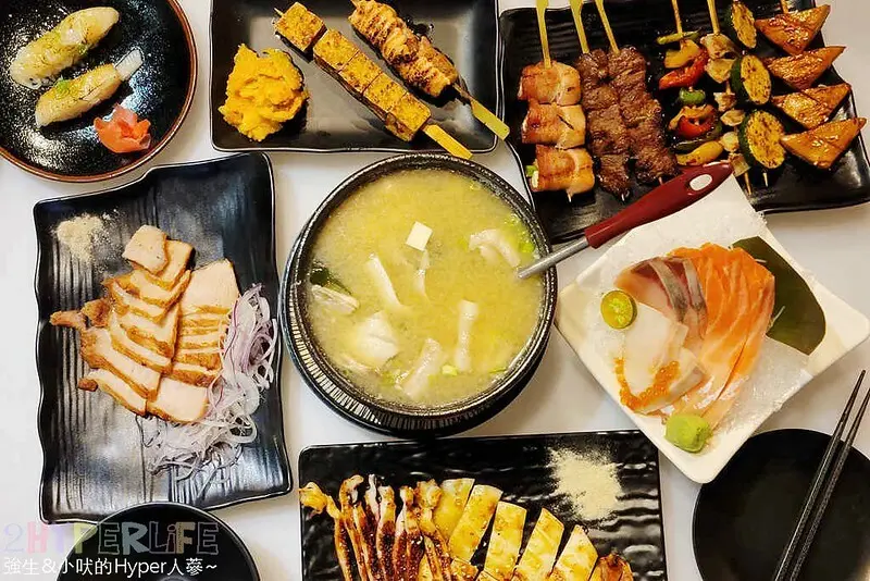 台中平價串燒居酒屋推薦，特殊炭烤醬汁讓串燒好涮嘴！必吃經典臭豆腐串還有生魚片和熱炒，開到半夜2點不怕肚子餓沒宵夜可吃啦