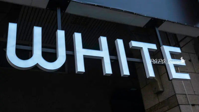 台中西區｜WHITE Coffee Bar-極致黑店！超大巨型暗黑卡比獸超吸引目光