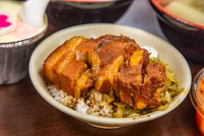 高雄市苓雅區南豐魯肉飯｜在地飄香50年排隊魯肉飯，大塊魯肉醬香濃郁超軟嫩！