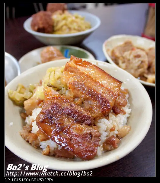 高雄。苓雅》美味掛保證的重口味在地小吃的南豐魯肉飯 - 豬小詠的食旅隨行