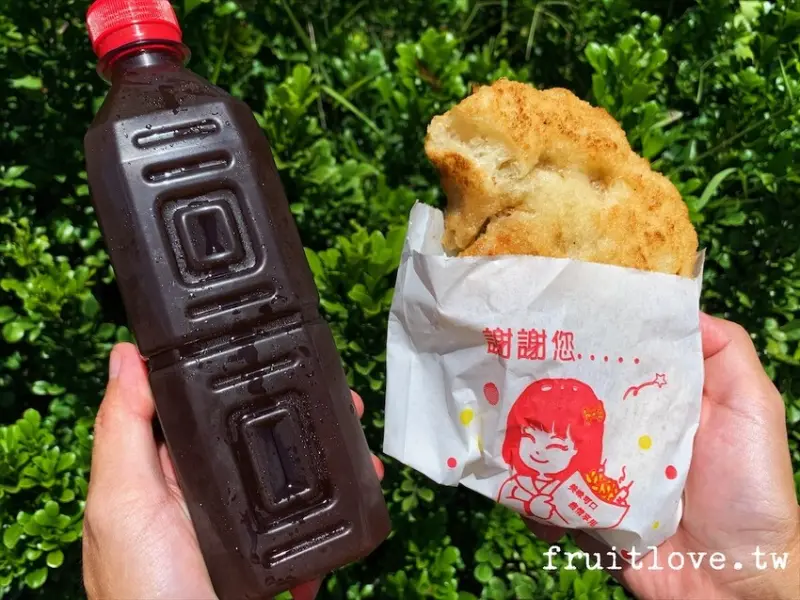 蔥油餅吃起來真的很涮嘴，再配上一瓶回甘的冰紅茶，就是完美的套餐