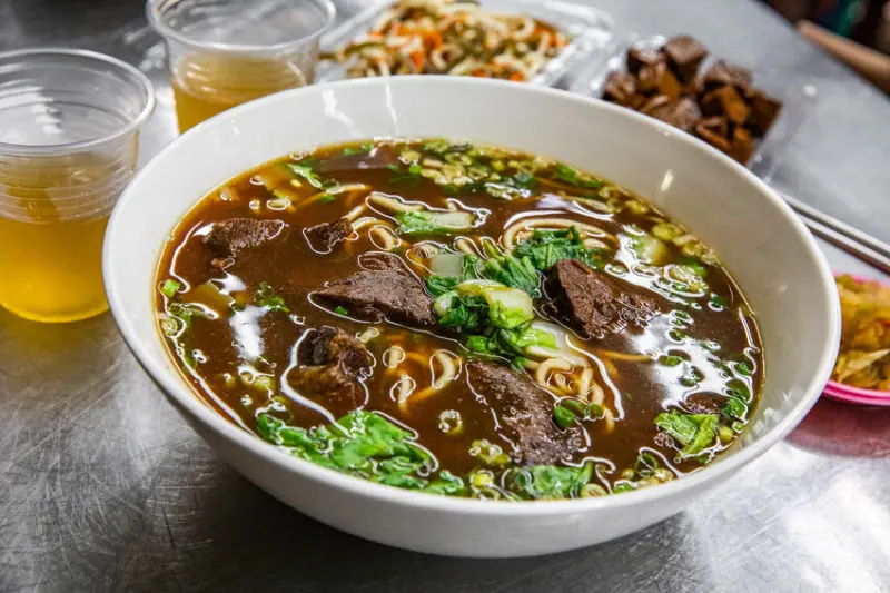高雄市苓雅區大牛牛肉麵｜麵好湯鮮牛肉還很大塊！在地人大推老字號紅燒牛肉麵
