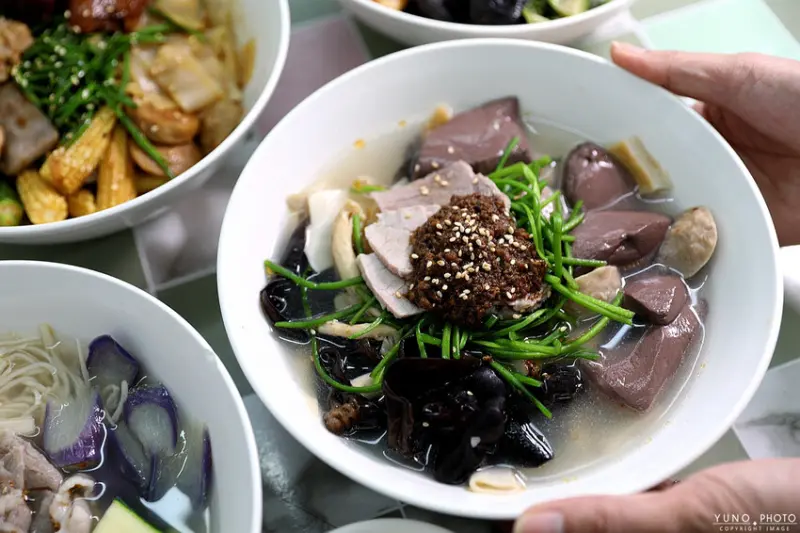 任選6樣只要百元 天天吃也不傷荷包的銅板價滷味！店內還有免費雞白湯讓你喝到飽 隱身巷弄的高CP值小吃｜貳