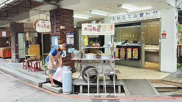 後車站六洲麵線｜台北後火車站商圈裡爆人氣的路邊攤麵線店