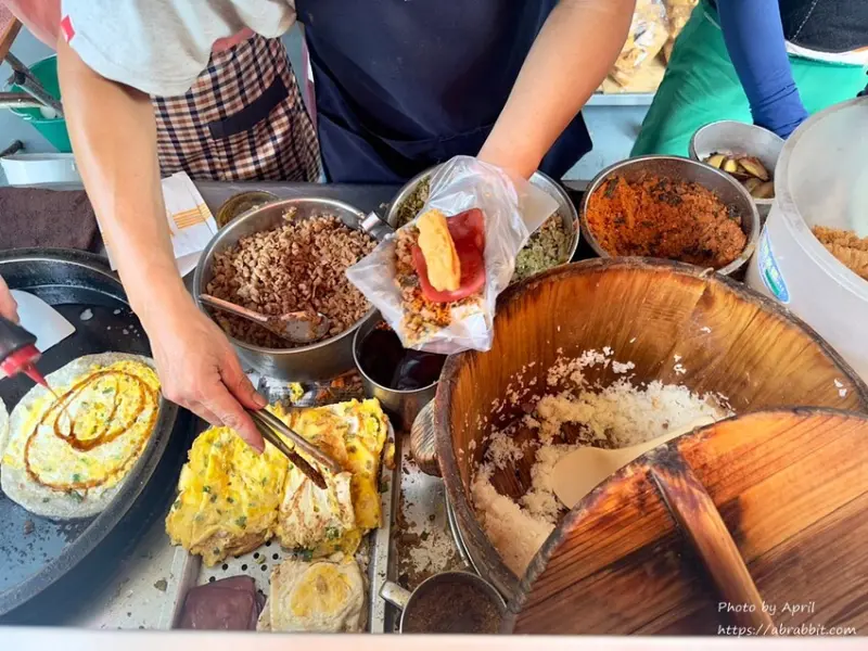 大墩14街飯糰-巷弄內的排隊飯糰，size不小，還有賣蛋餅喔！