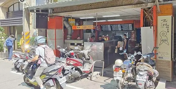 鐵板大叔｜板橋市政府附近爆好吃的便當店！必點雞腿便當