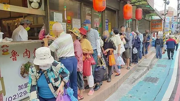 還沒有開店門口就已經出現大批的排隊人潮啦！評價高達４.６顆星，高到天花板的爆高ＣＰ值高評價小吃店，價