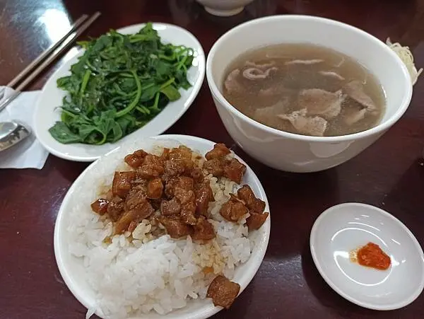 喝牛肉湯送肉燥飯，原來在市區裏面也吃的到！【牛噸牛肉湯】簡單的家庭小食！