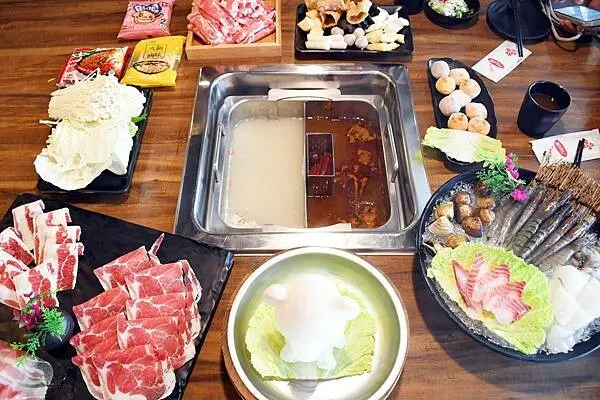 熊熊泡溫泉？高雄必訪鍋物【圓砌升降鍋物－自由店】超有特色的升降火鍋＋自助吧吃到飽～還能玩真人娃娃機※