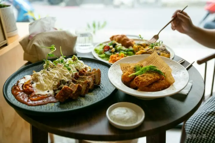 超可愛哈士奇店長上班中！旿野曜初讓你不只享用美味餐點還可以跟店長冰豆超近距離的親密接觸喔！！中壢龍岡早午餐推薦