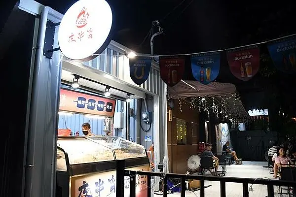 周末限定！一個禮拜只營業三天～【夜串宵】打造城市的CHILL感~充滿滿滿的露營風，食材豐富又新鮮！※高雄燒