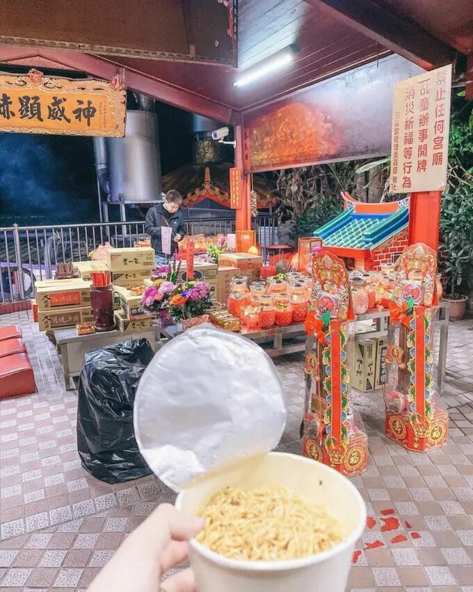 南投縣中寮鄉泡麵土地公｜南投中寮石龍宮｜用泡麵拜拜？還有免費泡麵可以吃！業績冒泡必朝聖的土地公廟