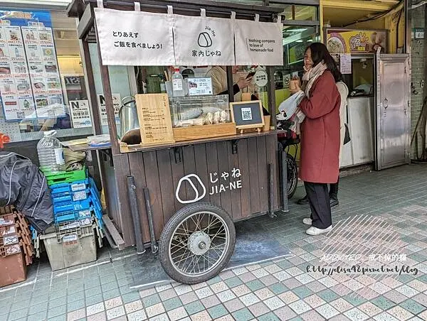 台北中正-[家內じゃね JIA-NE] 中山站與善導寺站定時出沒，超可愛復古木製餐車，和風日式口味精緻三角飯糰，冬日暖心外帶美味早餐