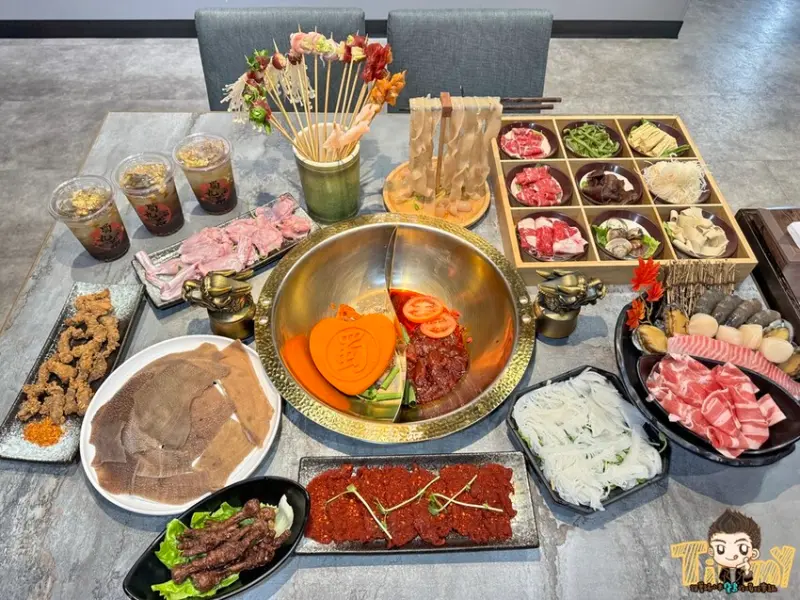 四川美嬌娘開的正宗四川麻辣老火鍋。麻辣串串辣吃的很過癮！大推鴨腸＂麵＂、超大片黑毛肚、千層肚、四川冰粉--跟著踢小米吃喝玩樂趣