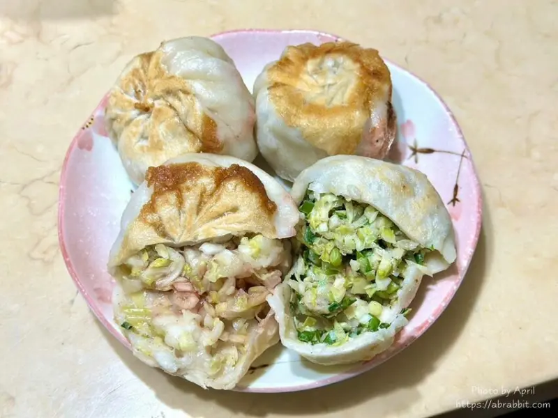 軍功路全聯旁的小攤子-皮薄餡多的軍功水煎包