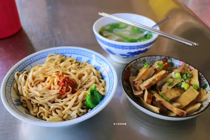 寶珠蛋黃麵 重信分店‧自製古早味乾麵，麵條Q彈帶勁，餛飩鮮肉飽滿 - 敦 小 蓮の食旅錄